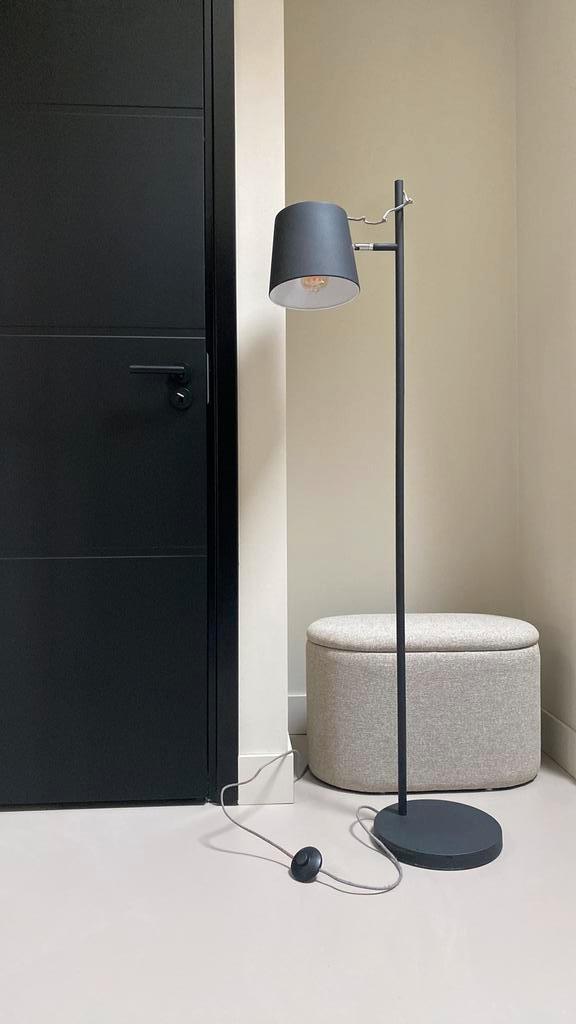 Buckle Head Vloerlamp Zuiver - Zwart, Huis en Inrichting, Lampen | Vloerlampen, Gebruikt, 150 tot 200 cm, Metaal, Ophalen