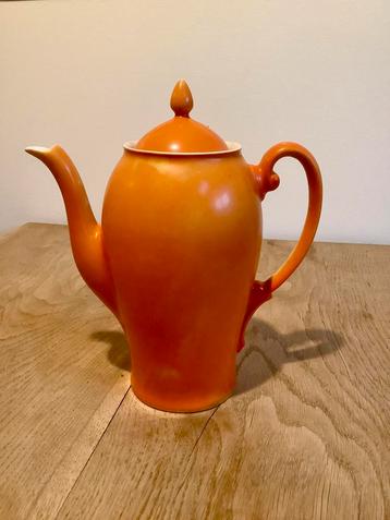 Warm Oranje theepot beschikbaar voor biedingen