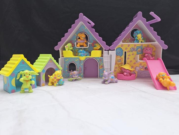 Klein draagbaar hondenhuisje met 12 hondjes, Kinderen en Baby's, Speelgoed | Poppenhuizen, Gebruikt, Poppenhuis, Ophalen of Verzenden