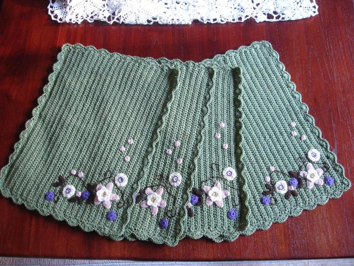 Handgehaakte placemats (onderleggers) met mooi borduursel!, Huis en Inrichting, Woonaccessoires | Onderzetters, Zo goed als nieuw