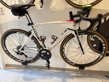 Racefiets wandbeugel beschikbaar voor biedingen