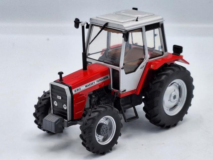 Massey Ferguson 690 4WD, Hobby en Vrije tijd, Modelauto's | 1:32, Zo goed als nieuw, Tractor of Landbouw, Universal Hobbies, Ophalen of Verzenden
