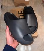 Adidas Yeezy Slide Granite maat 43, Kleding | Heren, Schoenen, Slippers, Overige kleuren, Nieuw, Ophalen of Verzenden