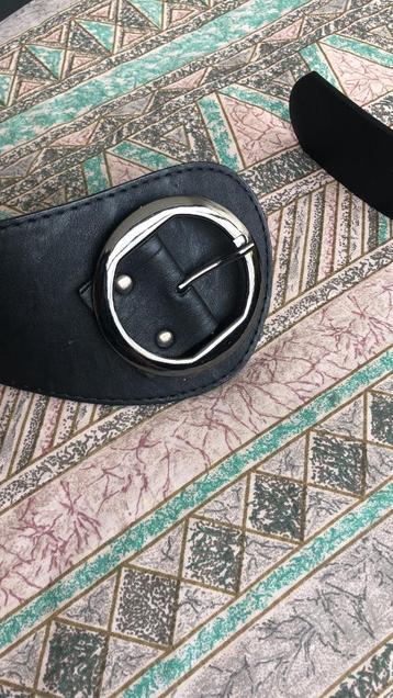 mooie  nieuwe  zwarte  leren  riem  met  mooie  gesp  lengte beschikbaar voor biedingen