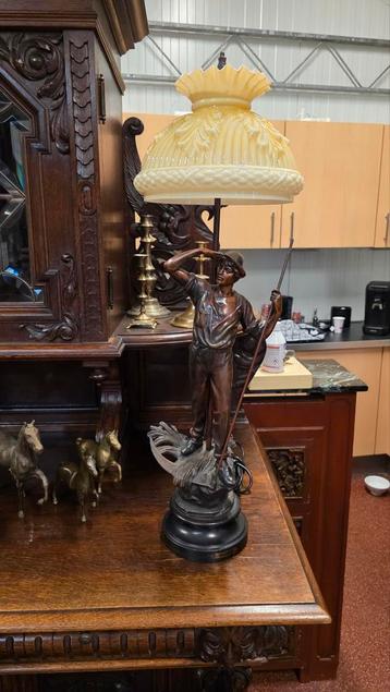Grote antieke beeldlamp beschikbaar voor biedingen