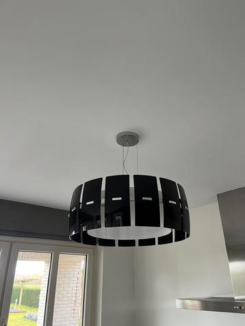 Zwarte lamp met 3 lichtbronnen beschikbaar voor biedingen