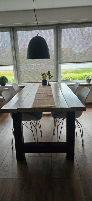 Eettafel, stoer! beschikbaar voor biedingen