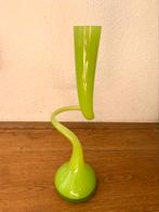 Prachtige draaiende groens vaas, Ophalen of Verzenden, Zo goed als nieuw, Glas, Minder dan 50 cm