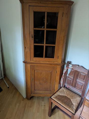 Antieke hoekkast eikenhout beschikbaar voor biedingen