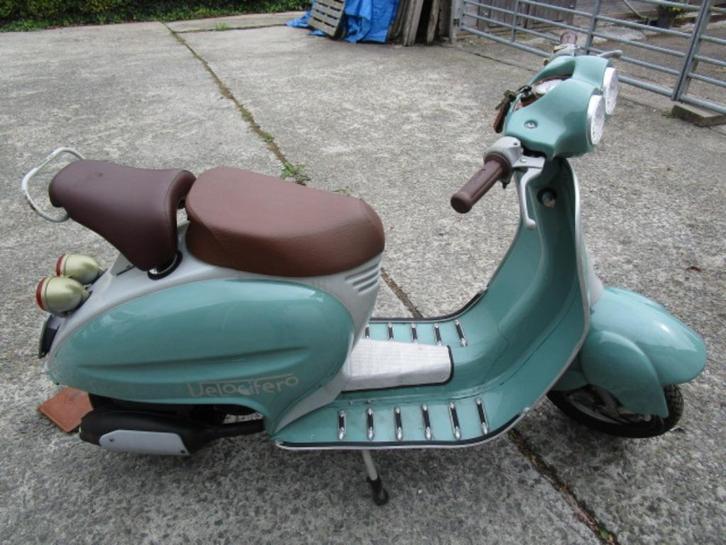 Italiaanse Italjet Velocifero 50cc nieuwstaat 300km gereden, Fietsen en Brommers, Brommers | Overige merken, Zo goed als nieuw