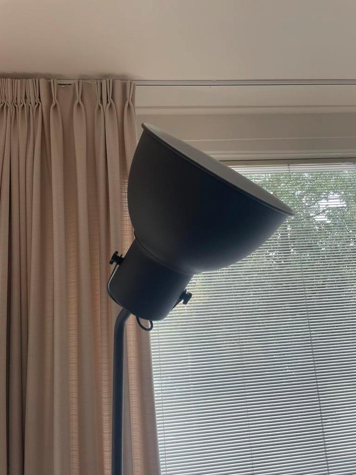 Industriële vloerlamp (IKEA), Huis en Inrichting, Lampen | Vloerlampen, Zo goed als nieuw, 150 tot 200 cm, Ophalen