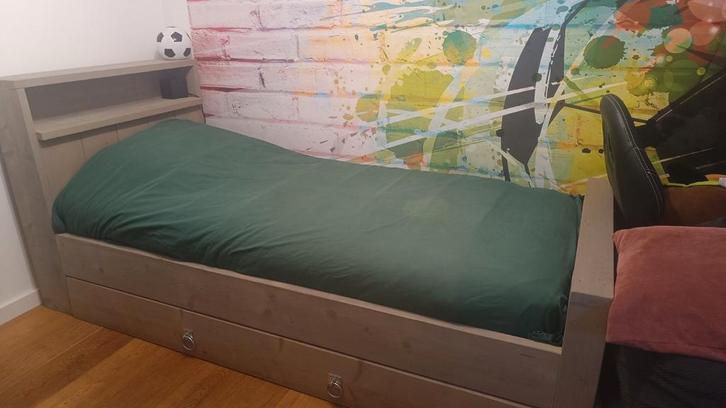 Stevig eenpersoonsbed met logeerbed en hoofdeinde, Huis en Inrichting, Slaapkamer | Bedden, Zo goed als nieuw, Eenpersoons, 90 cm