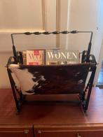Vintage brocant tijdschiftenrek van koeienhuid, Huis en Inrichting, Woonaccessoires | Krantenbakken en Lectuurbakken, Ophalen
