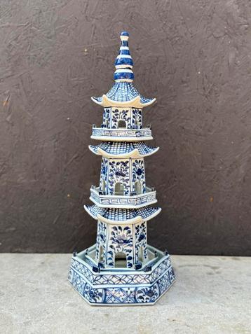 Chinees porseleinen pagode beschikbaar voor biedingen