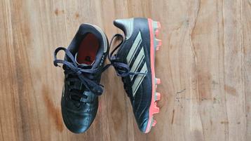 Voetbalschoenen maat 33 en scheenbeschermers beschikbaar voor biedingen