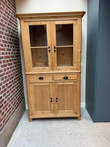 Antieke vintage geloogd grenen houten buffetkast beschikbaar voor biedingen