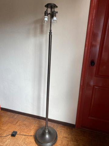 Antieke Metalen Vloerlamp beschikbaar voor biedingen