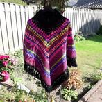 Gehaakte poncho met franjes en col., Overige kleuren, Maat 42/44 (L), Nieuw, Ophalen of Verzenden