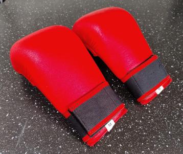 Karate handschoenen M rood beschikbaar voor biedingen