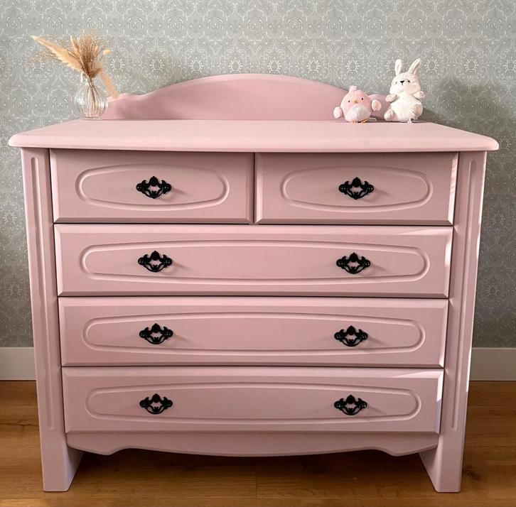 Strakke pastelroze design commode – stevig & stijlvol, Kinderen en Baby's, Kinderkamer | Commodes en Kasten, Zo goed als nieuw