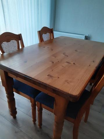 Grenen eettafel, evt. met 4 stoelen. beschikbaar voor biedingen