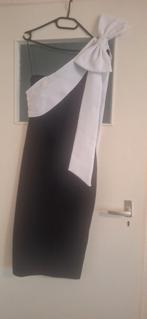 Elegante Zwarte Jurk met Witte Strik - Bella Barnett, Kleding | Dames, Maat 38/40 (M), Bella Barnett, Zwart, Ophalen of Verzenden