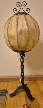 Vintage smeedijzeren ketting brutalist tafellamp., Verzenden, Gebruikt, Metaal, Minder dan 100 cm