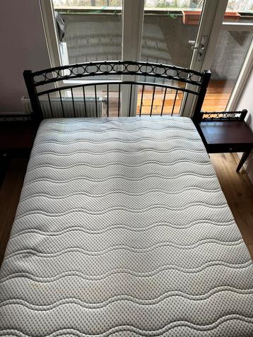 Een complete bed met goede en schonen matras en extrajes beschikbaar voor biedingen