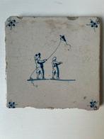 Oude handgeschilderde Delftse tegel kinderscène, Ophalen of Verzenden
