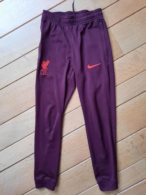 Nike broek aubergine paars Liverpool maat 128, Kinderen en Baby's, Kinderkleding | Maat 128, Zo goed als nieuw, Jongen, Broek