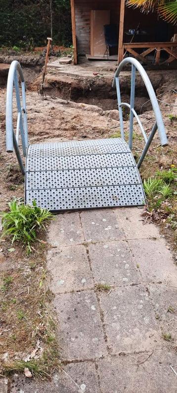 Brug voor over een vijver of sloot  beschikbaar voor biedingen