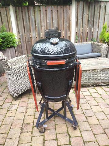 Large Bastard 47cm kamado met regenhoes en onderstel