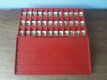 Rode letterdoos Uitgeverij Dijkstra Zeist beschikbaar voor biedingen