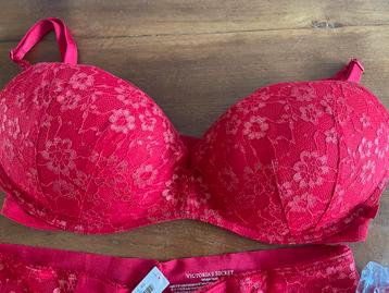 Victoria's Secret Setje - Rood Kant beschikbaar voor biedingen