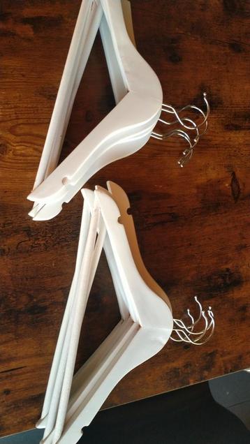 Houten kledinghangers voor kinderen beschikbaar voor biedingen