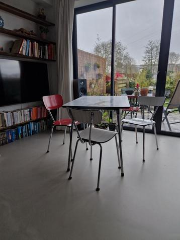 4 stoelen en tafel wit rood formica