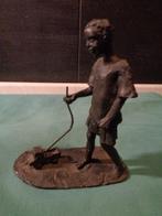 beeldje jong met auto van conny van ammerlaan, Ophalen of Verzenden, Brons