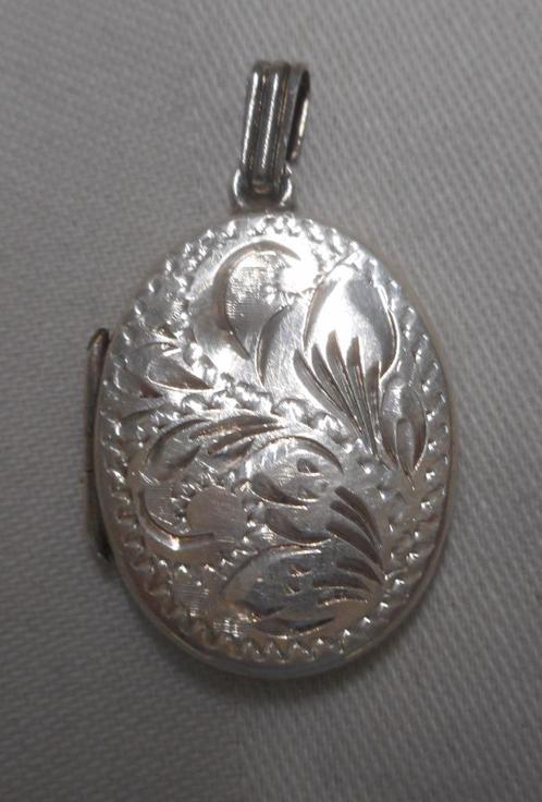 Zilveren Engels medallion jaren 60 nr.1028, Sieraden, Tassen en Uiterlijk, Kettinghangers, Gebruikt, Zilver, Zilver, Overige voorstellingen