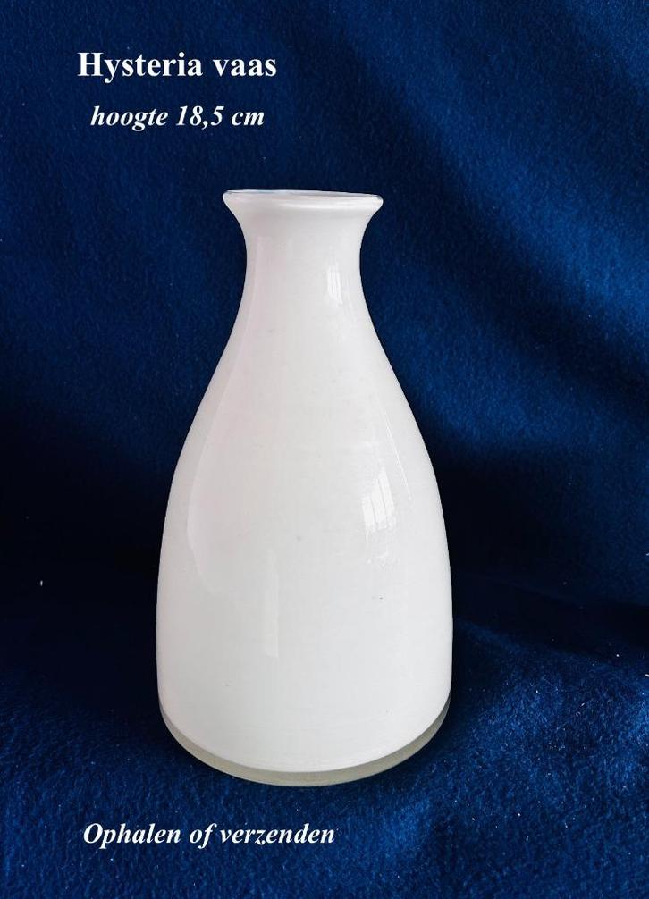 Hysteria Vaas 18,5 h Gemerkt wit melkglas, Antiek en Kunst, Antiek | Glas en Kristal, Ophalen