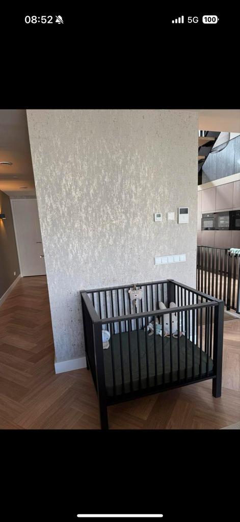 Zwarte Box + Matras + 2 Hoeslakens, Kinderen en Baby's, Babywiegjes en Ledikanten, Gebruikt, Ledikant, Ophalen
