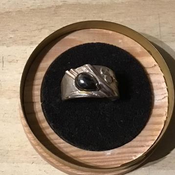 vintage zilveren  ring met hematiet,  beschikbaar voor biedingen