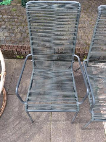 2 groene draadstoelen beschikbaar voor biedingen