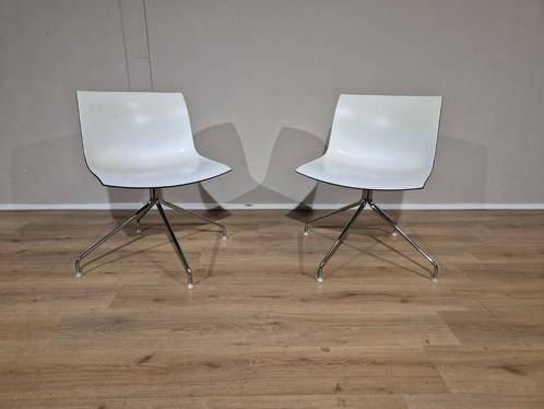 2x Arper Catifa Stoelen - Wit - Zwart - Kunststof -Draaibaar, Huis en Inrichting, Stoelen, Gebruikt, Twee, Kunststof, Wit, Ophalen of Verzenden