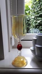 Prachtig mond geblazen iriserend glas op poot, 26 cm hoog, Verzamelen, Glas en Borrelglaasjes, Ophalen of Verzenden, Zo goed als nieuw