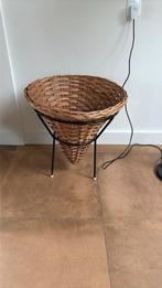 Vintage rietenmand in zwart metalen houder, Ophalen, Zo goed als nieuw