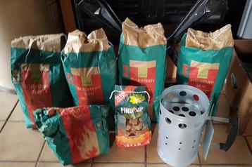 Briketten, aanmaakblokjes en brikettenstarter. beschikbaar voor biedingen