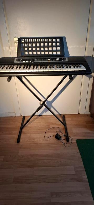 Yamaha Keyboard met Standaard beschikbaar voor biedingen