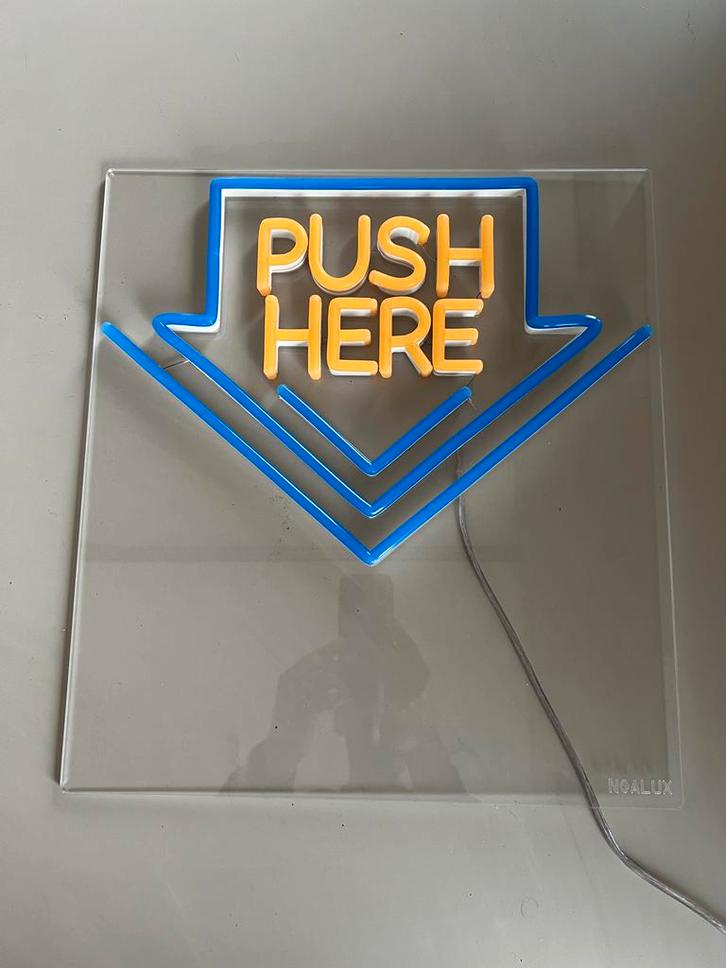 Leuk Neon 'Push Here' Bord - Bar, Mancave, Decoratie, Huis en Inrichting, Lampen | Hanglampen, Nieuw, Minder dan 50 cm, Kunststof