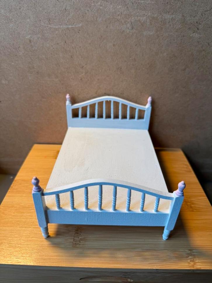 Bed - 16.3x12cm - hout, Verzamelen, Poppenhuizen en Toebehoren, Zo goed als nieuw, Poppenhuis, Ophalen of Verzenden