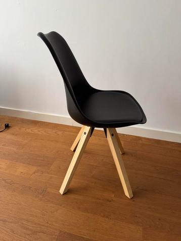 6 Zwarte Eetkamerstoelen beschikbaar voor biedingen